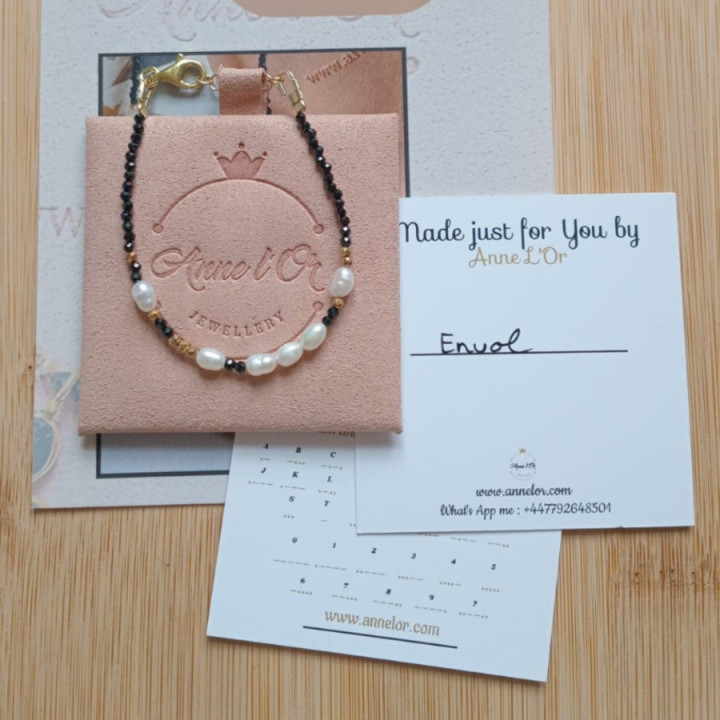 Murmures Precieux® dash and dot jewellery Envol bracelet made from black spinel semi-precious stone and cultured pearls, hand-thread 